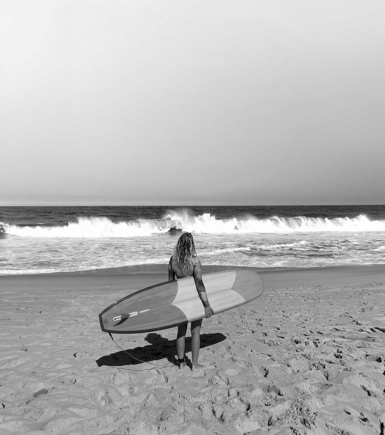 Prancha Single Shape numa praia tranquila ao amanhecer